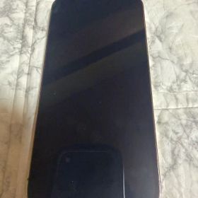Apple iPhone 13 Pro 本体中央下側は傷ではなく写真の撮り方です