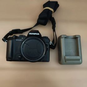 OLYMPUS STYLUS1 本体 ストラップ 充電器付き ジャンク品