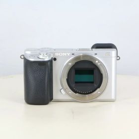 【中古】 (ソニー) SONY α6400 (ILCE-6400) ボディ シルバー【中古カメラ デジタル一眼】 ランク：B