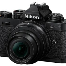 【ポイント10倍】 ニコン デジタル一眼カメラ Z fc 16-50 VR レンズキット [ブラック] [タイプ：ミラーレス 画素数：2151万画素(総画素) 2088万画素(有効画素) 撮像素子：APS-C 23.5mm×15.7mm CMOS 重量：390 g] 【P10倍】