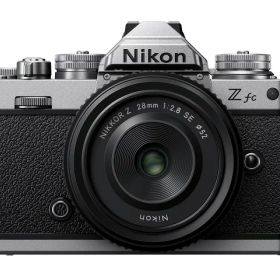 【ポイント10倍】 ニコン デジタル一眼カメラ Z fc 28mm f/2.8 Special Edition キット [シルバー] [タイプ：ミラーレス 画素数：2151万画素(総画素) 2088万画素(有効画素) 撮像素子：APS-C 23.5mm×15.7mm CMOS 重量：390 g] 【P10倍】