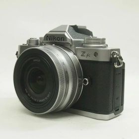 【中古】 (ニコン) Nikon Z Fc 16-50 VR レンズキット シルバー【中古カメラ デジタル一眼】 ランク：AB