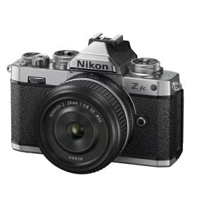 【10年間保証付き】[ニコン] Z fc 28mm f/2.8 Special Edition キット シルバー（Nikon Creators 応援オータムキャンペーン2026 対象商品 2026年8月28日～10月13日）