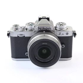 【中古】 (ニコン) Nikon ニコン Z FC 16-50 VR レンズキツト シルバー【中古カメラ デジタル一眼】 ランク：AB
