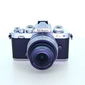 【中古】 (ニコン) Nikon Z fc16-50 VR レンズキット シルバー【中古カメラ デジタル一眼】 ランク：B