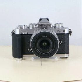 【中古】 (ニコン) Nikon Zfc+16-50 VR レンズキット シルバー【中古カメラ デジタル一眼】 ランク：AB