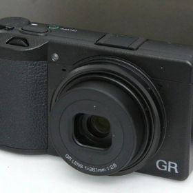 【中古】【美品】リコー RICOH GR IIIx CA01-R7162-2P3 リコー コンパクトデジタルカメラ APS-C 単焦点 高画質 手ブレ補正 小型軽量 スナップ デジカメ