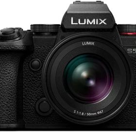 【中古】 パナソニック(Panasonic) 【カメラグランプリ2023 あなたが選ぶベストカメラ賞 受賞】 パナソニック フルサイズミラーレス一眼カメラ S5M2W 標準ズームレンズ・単焦点レンズキット ブラック DC-S5M2W
