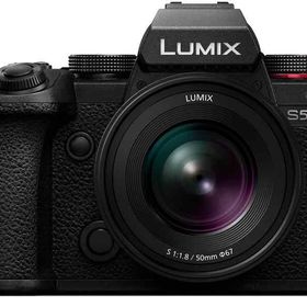 【中古】パナソニック(Panasonic) パナソニック フルサイズミラーレス一眼カメラ S5M2W 標準ズームレンズ・単焦点レンズキット ブラック DC-S5M2W