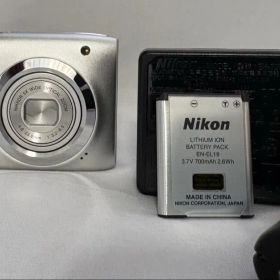 【超美品】Nikon COOLPIX A100 ニコン【動作確認済み】バッテリー１・本体充電ACアダプター1・USBケーブルバッテリー１個付 #1049