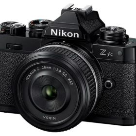 【ポイント10倍】 ニコン デジタル一眼カメラ Z fc 28mm f/2.8 Special Edition キット [ブラック] [タイプ：ミラーレス 画素数：2151万画素(総画素) 2088万画素(有効画素) 撮像素子：APS-C 23.5mm×15.7mm CMOS 重量：390 g] 【P10倍】