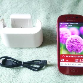 docomo らくらくスマートフォン3 F-06F 本体 充電台付き