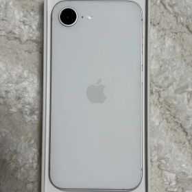 iPhone16e 本体 3枚目に傷の写真有