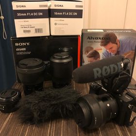 ソニー(SONY)のa6400ダブルズームレンズ＋SIGMAレンズ＋マイク2種(ミラーレス一眼)