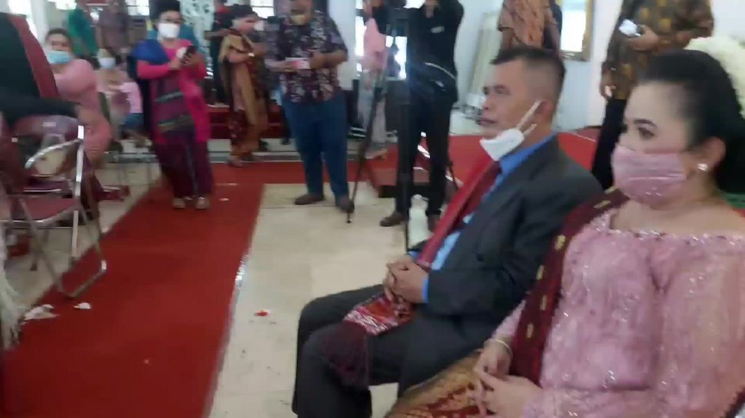 Giving Ulos Passamot / Ulos Cloth to Besan (the groom's parents)