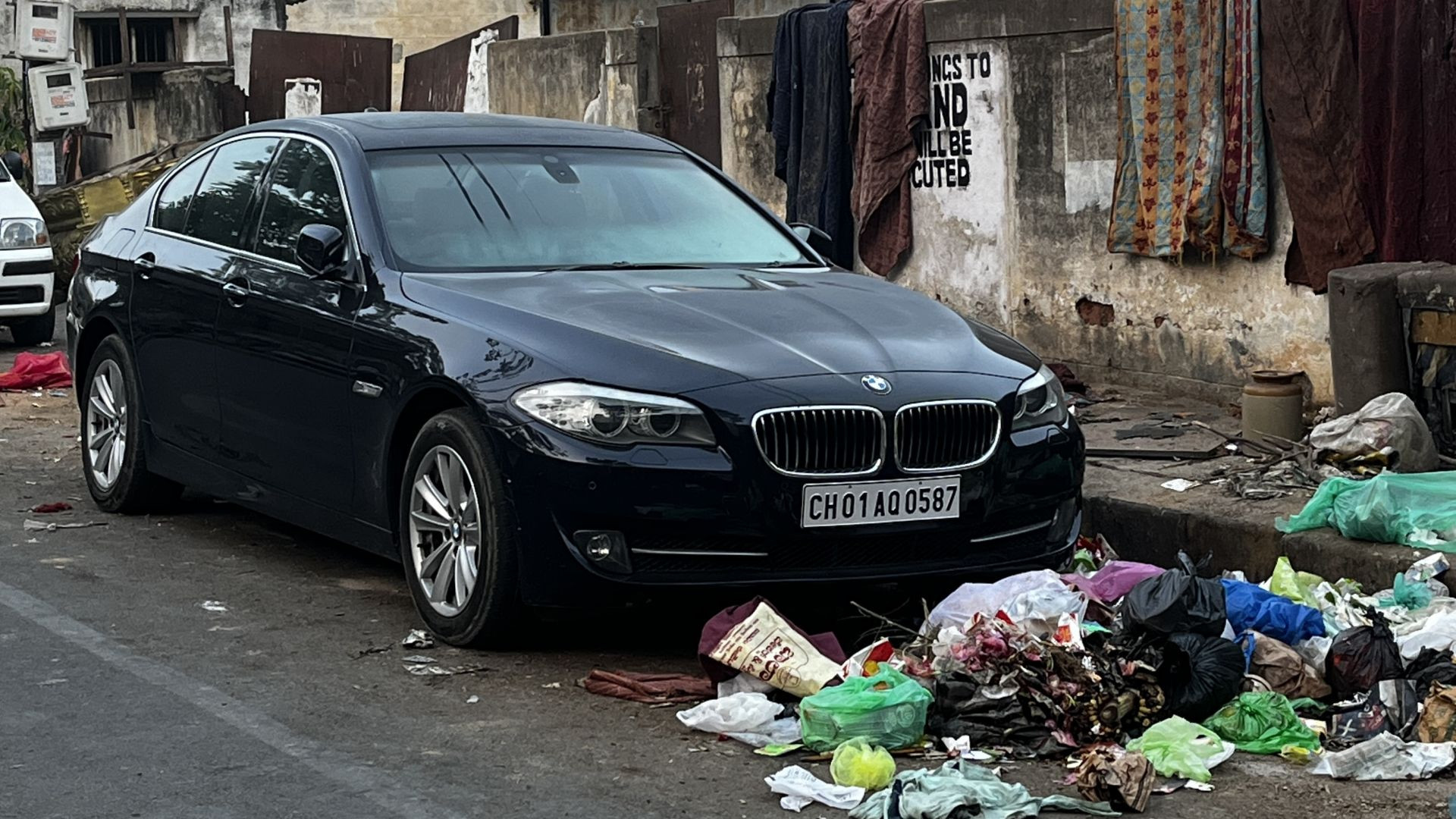 BMW parked  on Garbage in Bangalore📍Madiwala